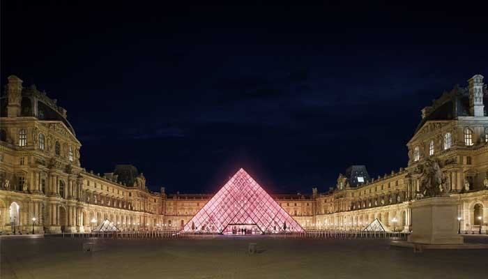 Airbnb на одну ночь превращает Лувр в отель