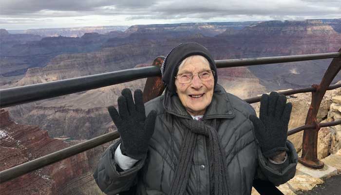 103-летняя женщина была названа старейшим младшим рейнджером на службе национального парка, который, на самом деле младше нее.