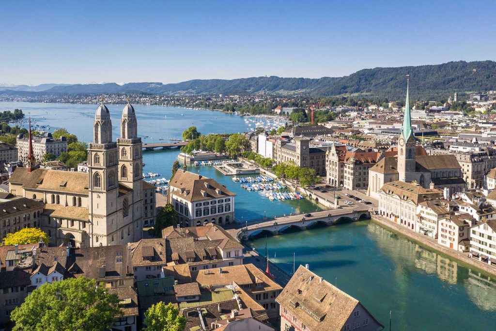 Старый город Цюриха на берегу реки Лиммат в солнечный летний день в крупнейшем городе Швейцарии