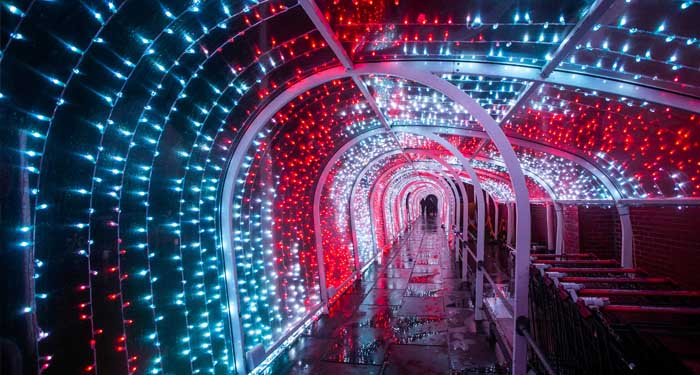 Тысячи огней в туннеле Буде (Bude Tunnel) в Англии на рождество 