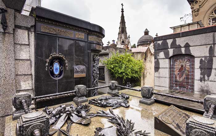 Кладбище Реколета в Буэнос-Айрес с более чем 6400 статуями, склепами и гробницами