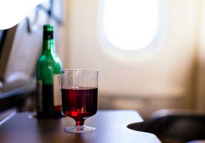 Как авиакомпании подают алкоголь во время пандемии