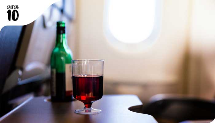 Как авиакомпании подают алкоголь во время пандемии