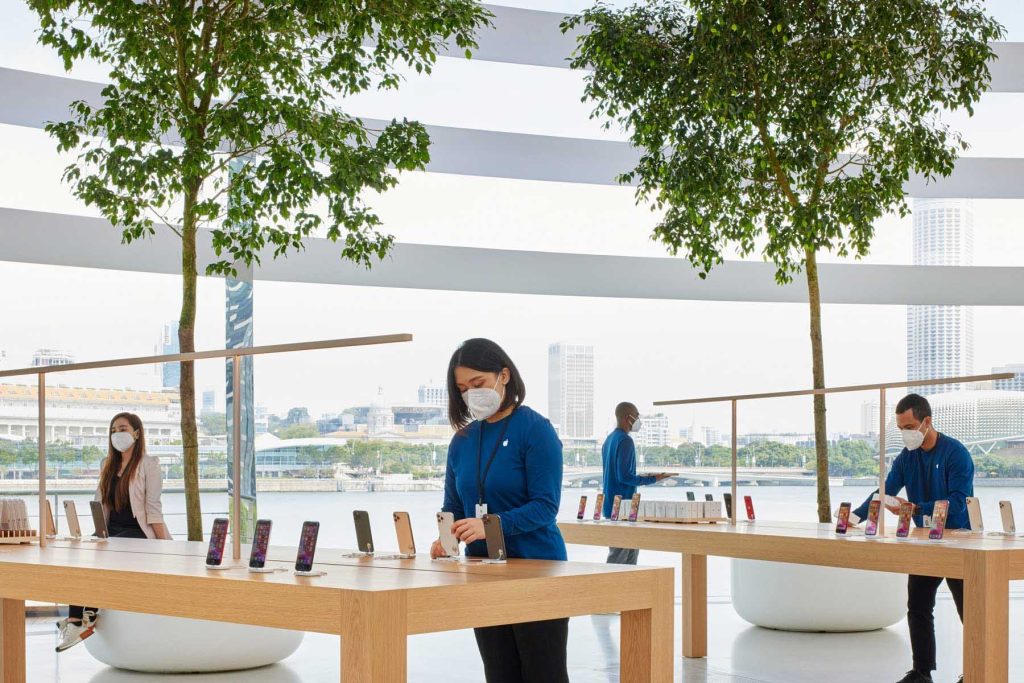Apple открывает великолепный плавучий магазин в гавани Сингапура
