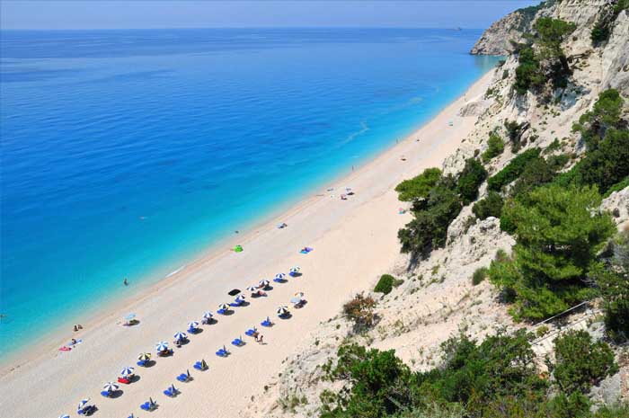 Пляж в Греции на острове Лефкада с голубой водой и белым песком