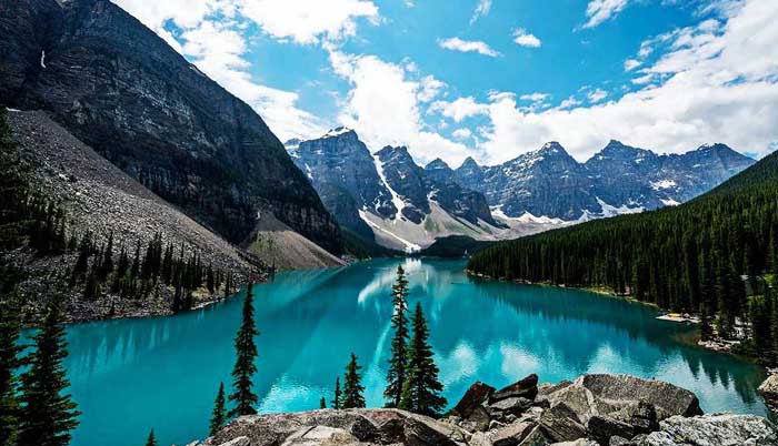 Природные горячие источники Банфа и сапфирово-синее озеро Пейто в Альберте, Канада