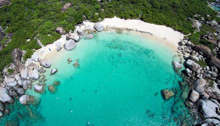 Залив Дьявола в Британских Виргинских островах с белым песком и кристально чистыми бирюзовыми водами