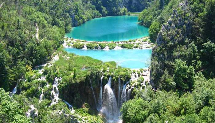 Бирюзово голубые озера в Национальном парке в Хорватии