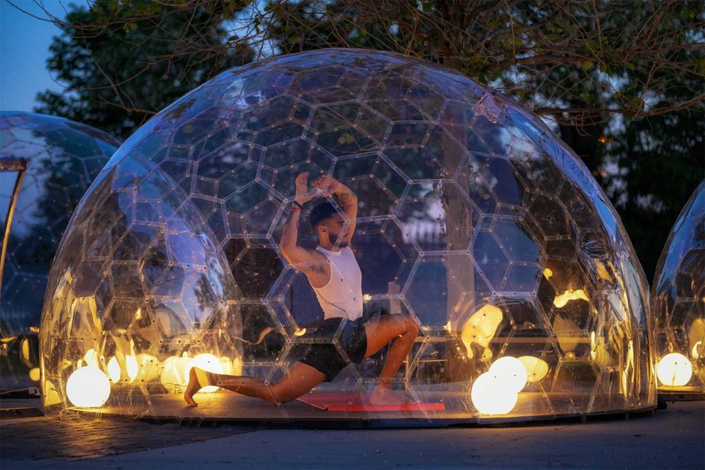 Bubble Yoga - Участники тренируются в своем личном пузыре © Lmnts Outdoor Studio