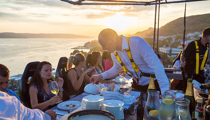 Парящий ресторан Dinner in the sky в более чем 45 странах мира