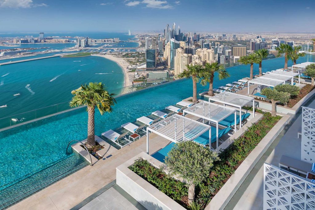 Самый высокий бассейн в мире открылся в Дубае с потрясающими видами на город