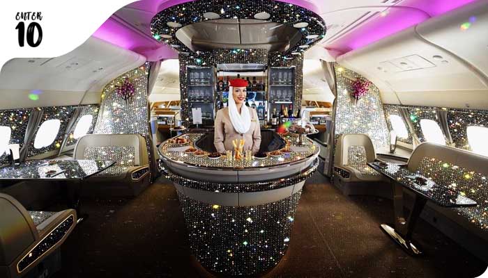 Авиакомпания «Emirates» опубликовало фото своего бара в самолете A380 покрытого 500 тысячами кристаллами Swarovski.