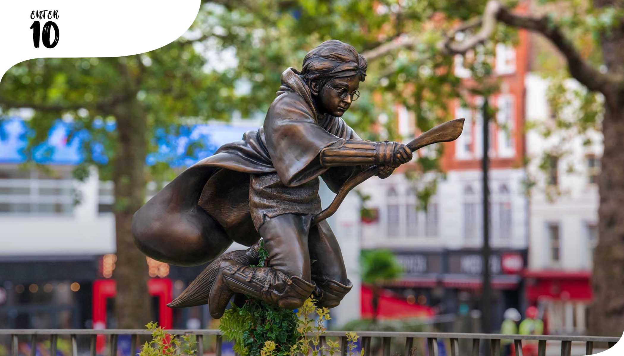 Статуя Гарри Поттера, играющего в квиддич, появилась на Лондонской аллее
