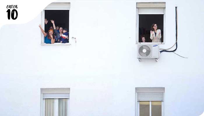 Люди в Испании играют в бинго из окон, чтобы поддерживать взаимосвязь во время эпидемии