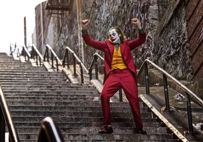 Туристы стекаются к лестнице в финальном танце «Джокера» в Бронксе