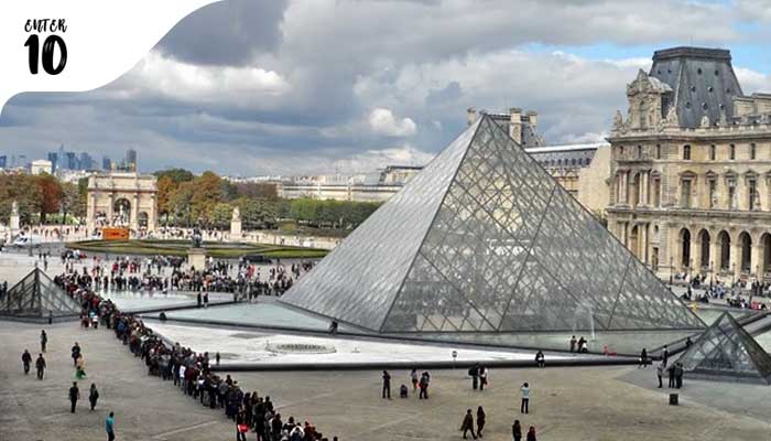 Лувр закрывается, так как Франция запрещает крупные мероприятия в связи со вспышкой коронавируса