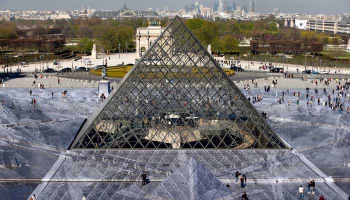 30 летие стеклянной пирамиды Лувра