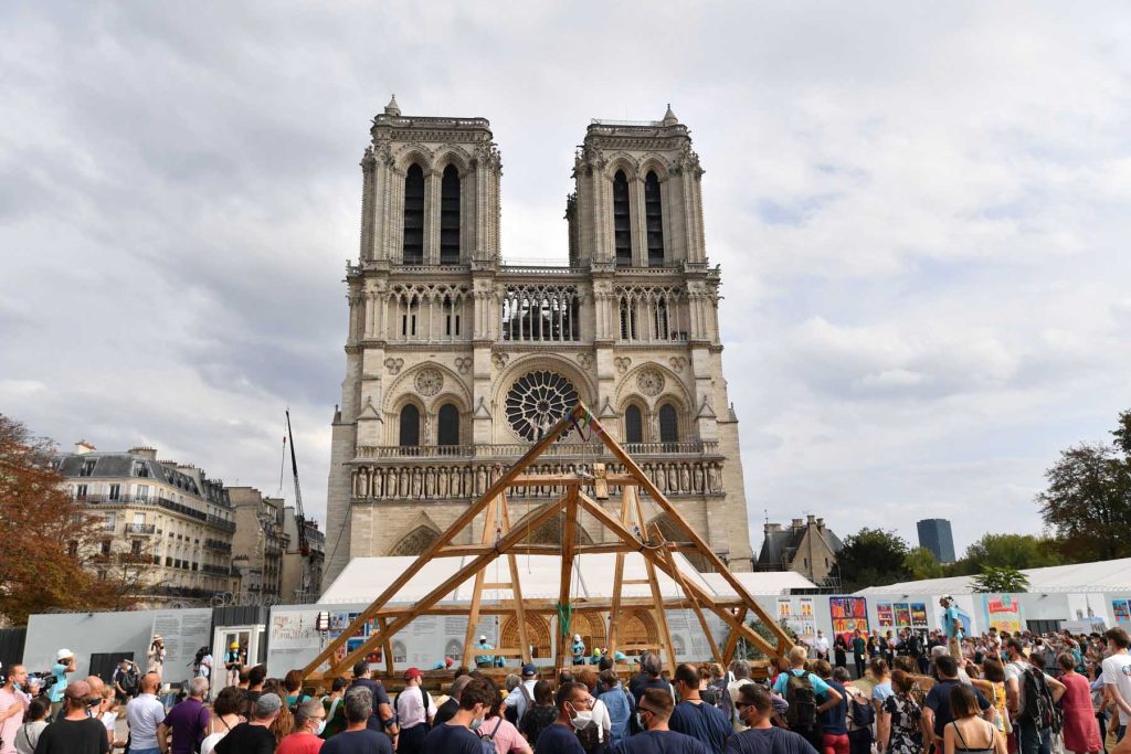 Парижские плотники реконструируют оригинальное здание Нотр-Дам