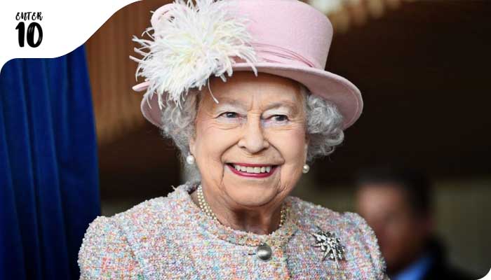 Королева Елизавета II нанимает на работу новую домработницу, с проживанием в Букингемском дворце