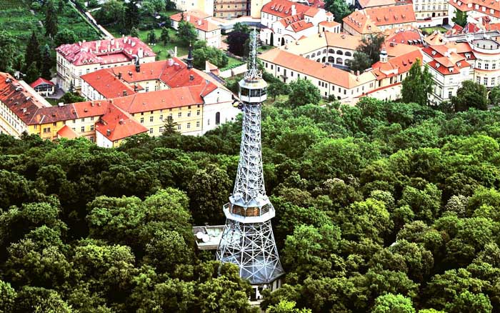 Эйфелева башня в Праге на вершине холма Петршин