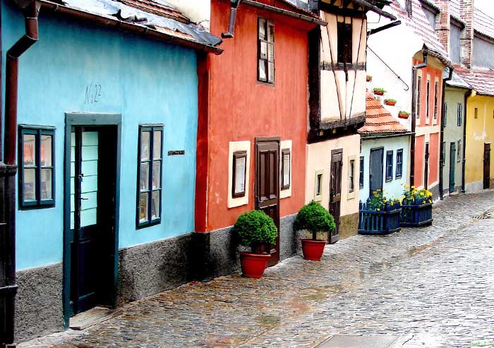 Одна из исторических улиц Праги - Золотой переулок (Golden Lane)