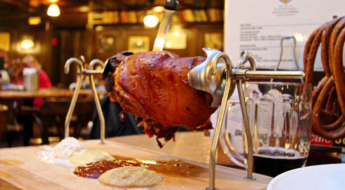 Ресторан Млейнице - идеально место, куда можно сходить поесть пражское Колено (свиное колено) на отдыхе в 2019