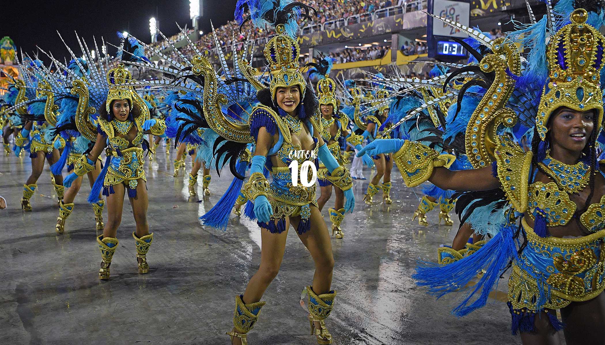 Артисты на карнавальном параде в Рио на самбадроме Marques de Sapucai в Рио-де-Жанейро, Бразилия.