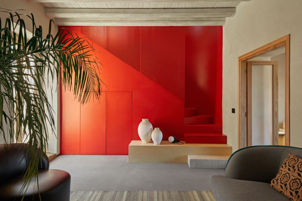Дом Airbnb стоимостью 1 евро в Самбуке, Италия, кирпичный фасад и очень современный интерьер с новым дизайном.
