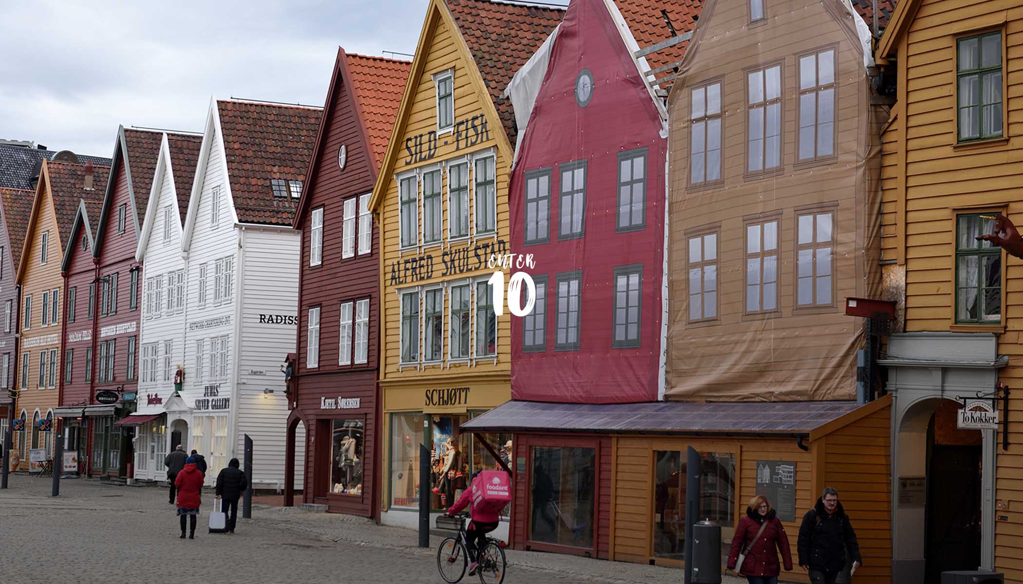 Брюгген , серия ганзейских коммерческих зданий, расположенных вдоль восточной стороны гавани Вген в Бергене, Норвегия.