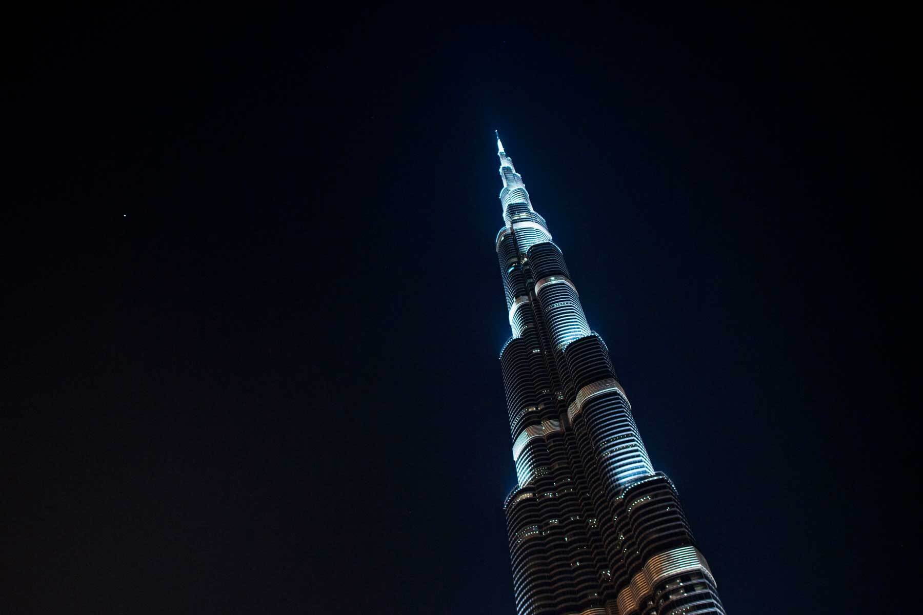 Внешний ночной вид на самый высокий небоскреб в мире Бурдж-Халифа на высоте 828 м. в Дубае.