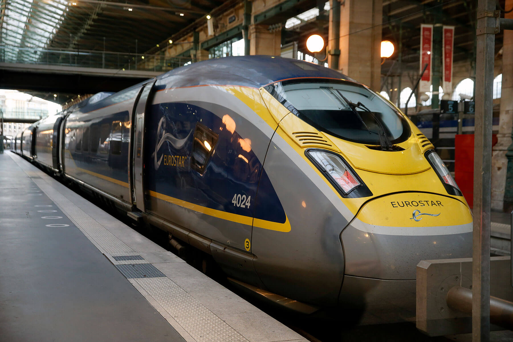 Поезд Eurostar стоит на платформе на вокзале Gare du Nord в Париже, Франция.
