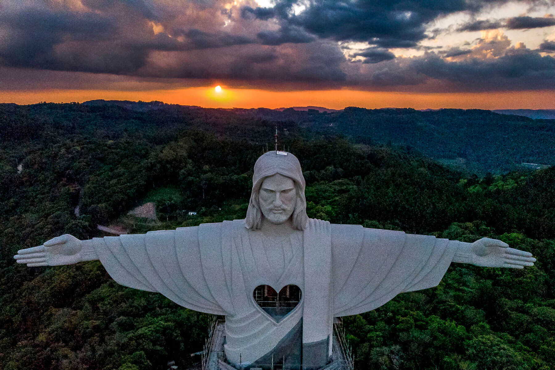 Вид на строящуюся статую Христа-Защитника в Энкантадо, штат Риу-Гранди-ду-Сул, Бразилия.