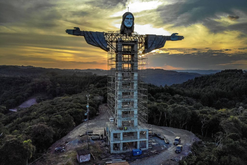 Вид на строящуюся статую Христа в Энкантадо, штат Риу-Гранди-ду-Сул, Бразилия.