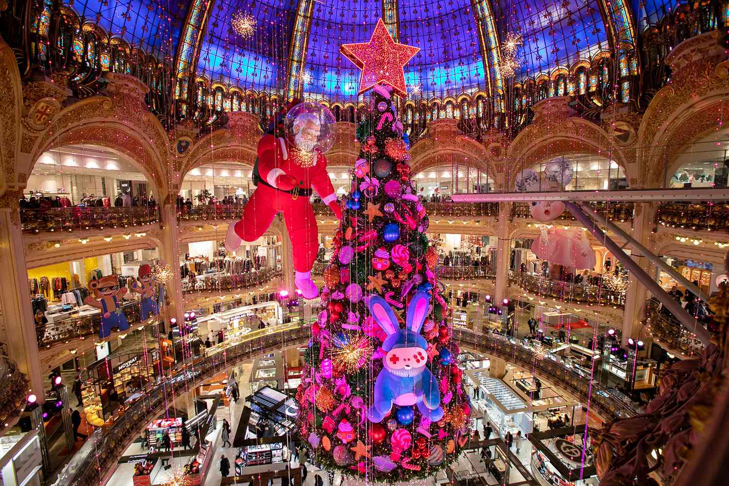 Рождественские украшения Galeries Lafayette в Париже, Франция