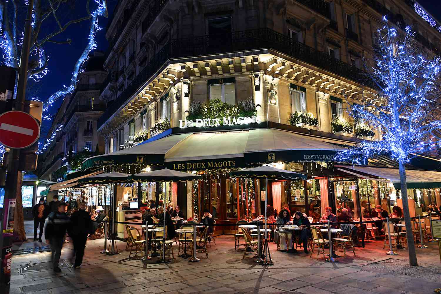 Ужин в Les Deux Magots в Париже.