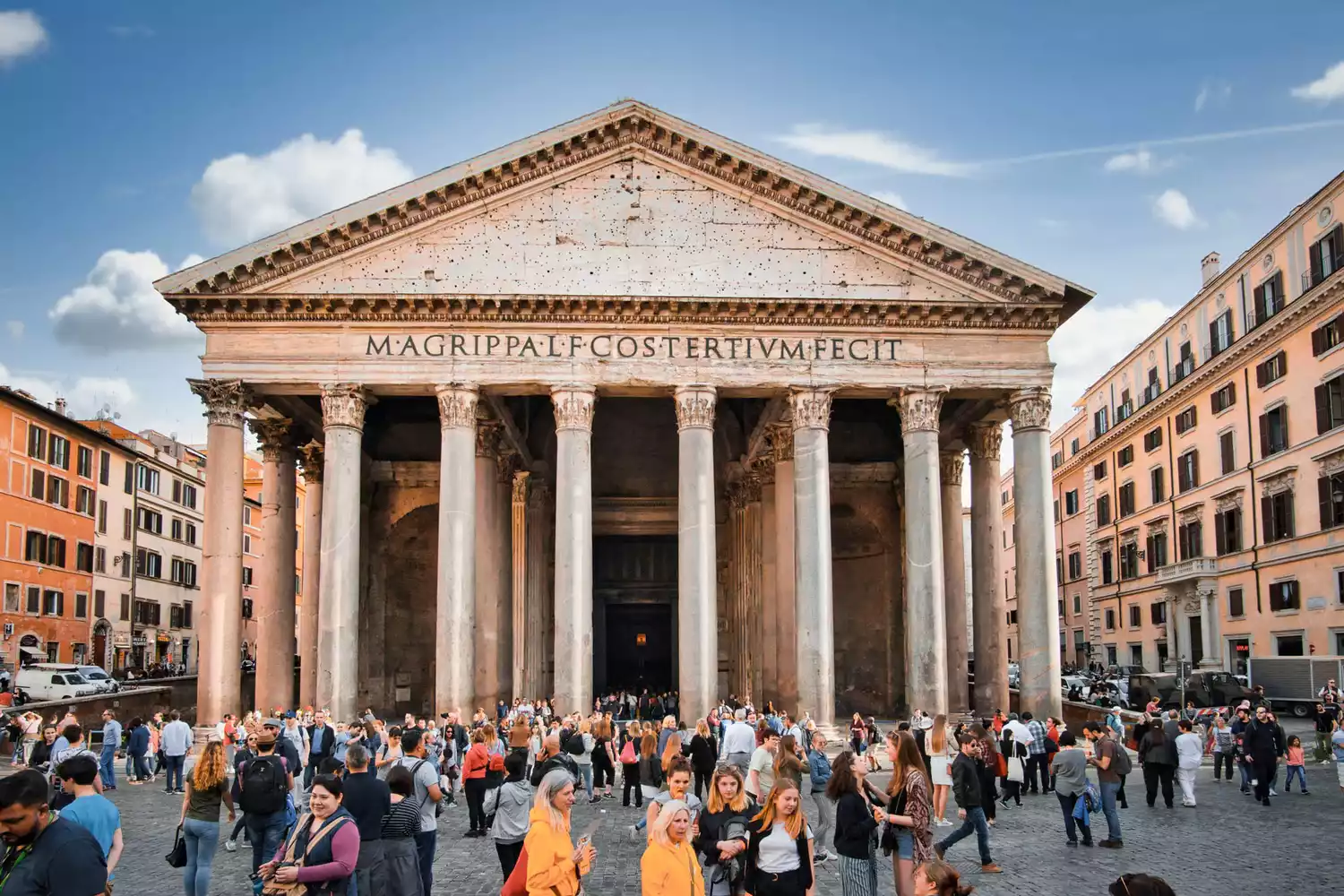 Туристы окружают территорию за пределами Пантеона в Риме в солнечный день.
