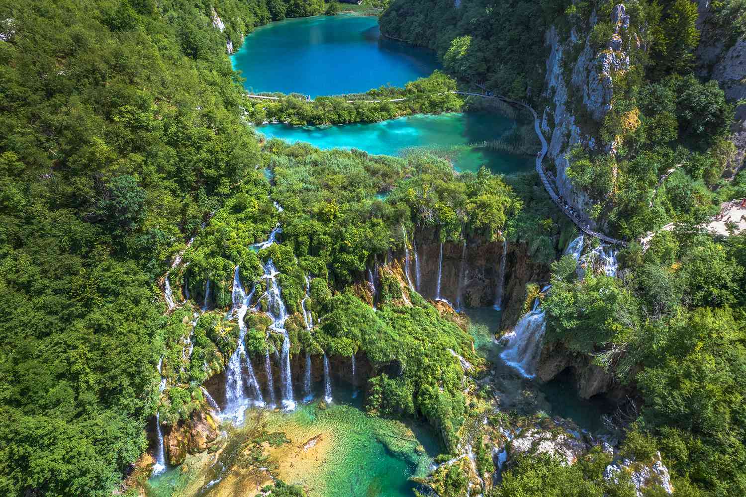 Вид с воздуха на террасные озера в национальном парке Плитвицкие озера, внесенном в список Всемирного наследия ЮНЕСКО, в гористой карстовой местности центральной Хорватии