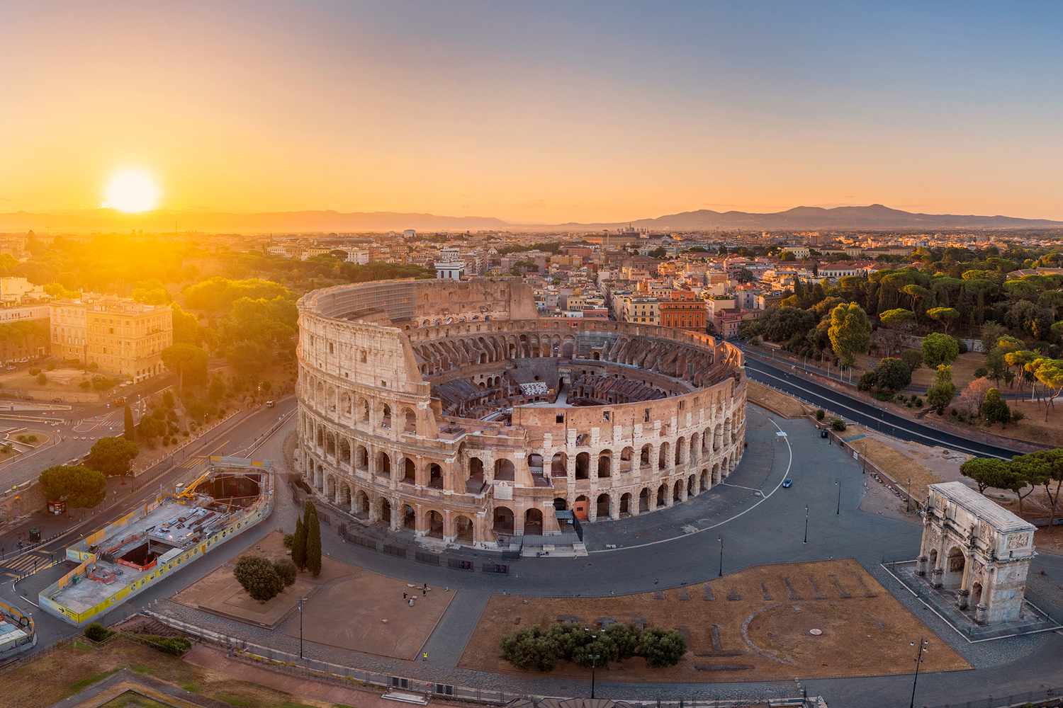 Вид с воздуха на Колизей и городские здания в Риме.