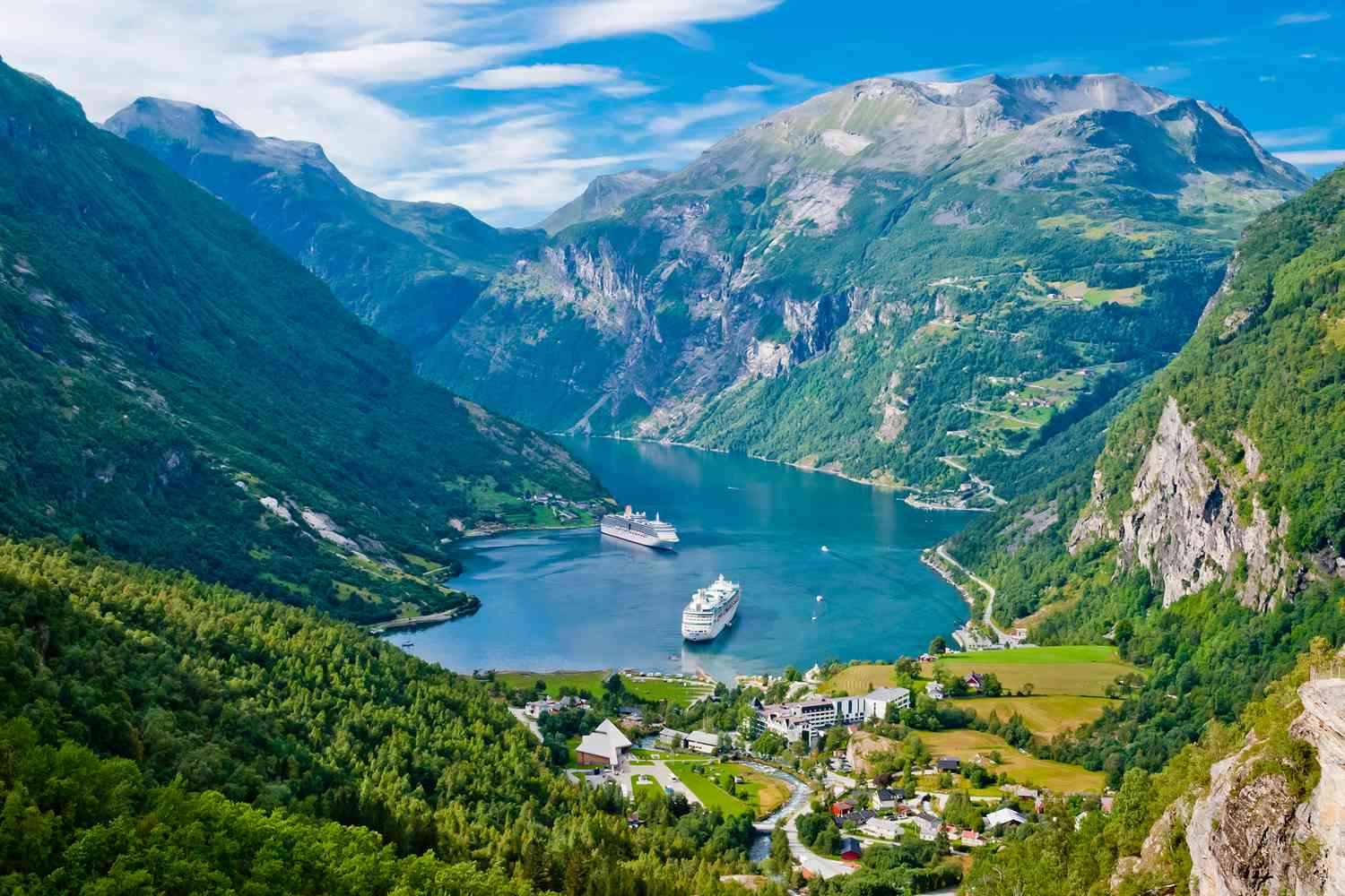 Вид с воздуха на Гейрангер-фьорд, Норвегия